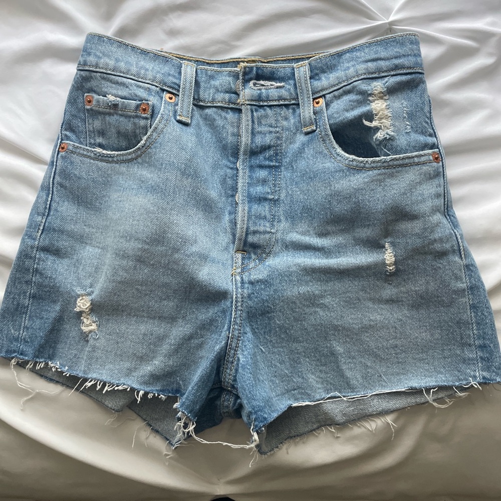 Levis ribcage shorts